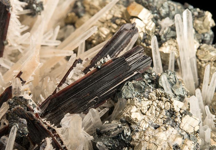 HÜBNERITE with QUARTZ